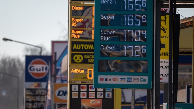 Schilder zeigen die Kraftstoffpreise in Luxemburg an.  Tanken ist hier günstiger als in Deutschland.