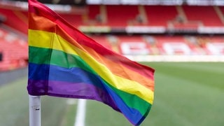 Regenbogenflagge im Fußballstadion