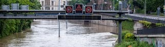 Die Autobahn A620 im Saarland steht unter Hochwasser. Es sind nur noch die Geschwindigkeitsschilder zu sehen.