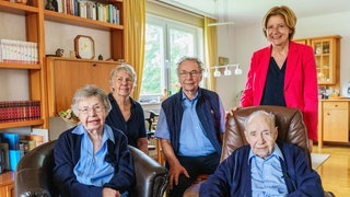 Ein Gruppenbild von Ursula und Gottfried Schmelzer, Tochter, Sohn und der rheinland-pfälzischen Ministerpräsidentin Malu Dreyer.