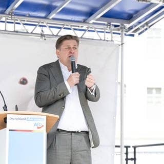 Maximilan Krah, AfD-Spitzenkandidat für die Europawahl, spricht auf einer Wahlkampfveranstaltung seiner Partei in Dresden.