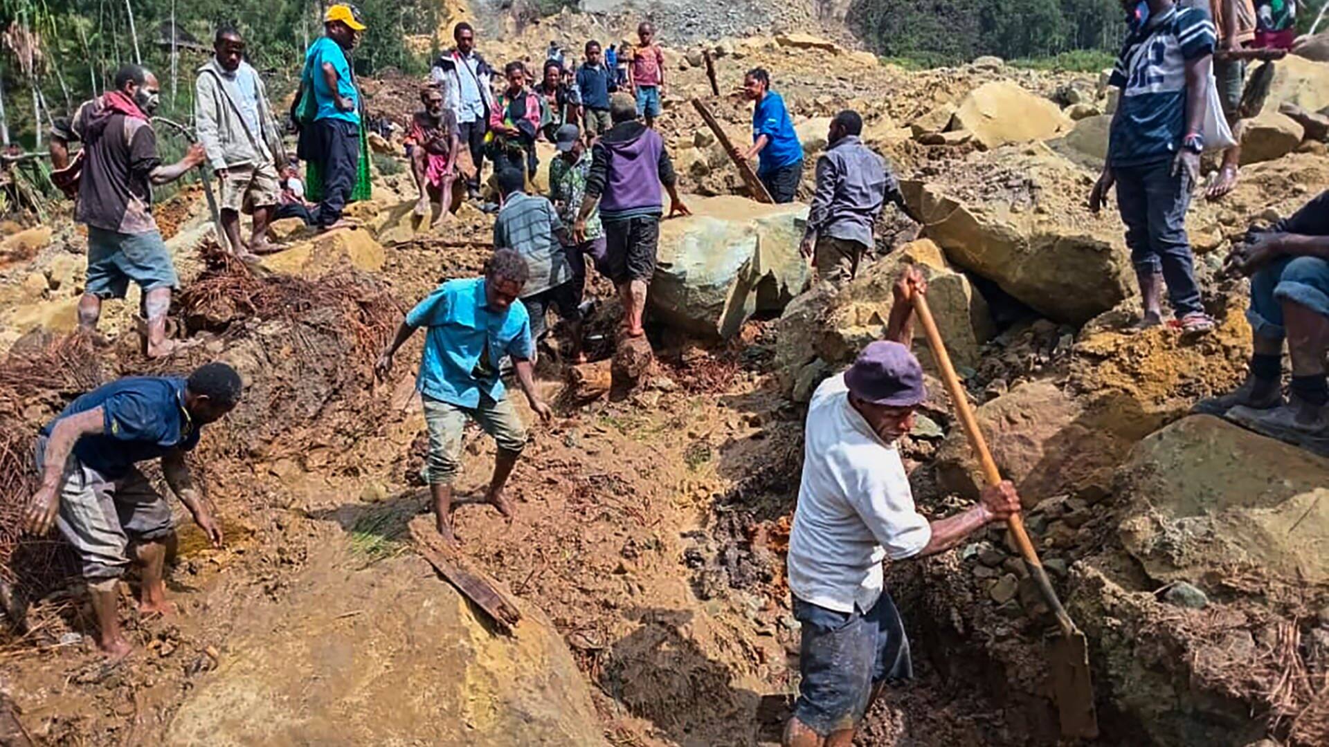 Papua-Neuguinea: Dorfbewohner suchen nach einem Erdrutsch im Dorf Yambali nach Verschütteten. 