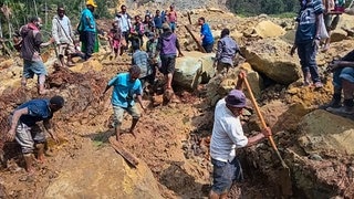 Papua-Neuguinea: Dorfbewohner suchen nach einem Erdrutsch im Dorf Yambali nach Verschütteten. 