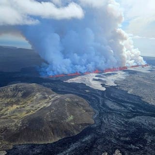 Auf Island ist wieder ein Vulkan nahe dem Küstenort Grindavík ausgebrochen. Der Vulkan spuckt Lava und Rauch aus einer Erdspalte.