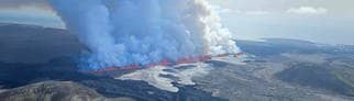 Auf Island ist wieder ein Vulkan nahe dem Küstenort Grindavík ausgebrochen. Der Vulkan spuckt Lava und Rauch aus einer Erdspalte.