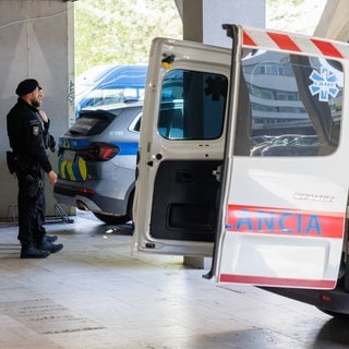 Ein Krankenwagen steht mit offenen Türen vor dem Universitätskrankenhaus in Banská Bystrica, in dem der slowakische Regierungschef Robert Fico nach einem Attentat behandelt wurde