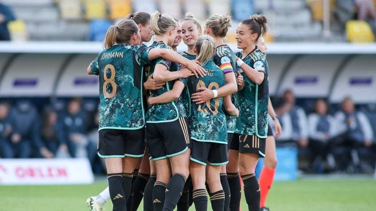 Die Frauen-Fußball-Nationalmannschaft jubelt nach dem Sieg gegen Polen bei der EM-Qualifikation