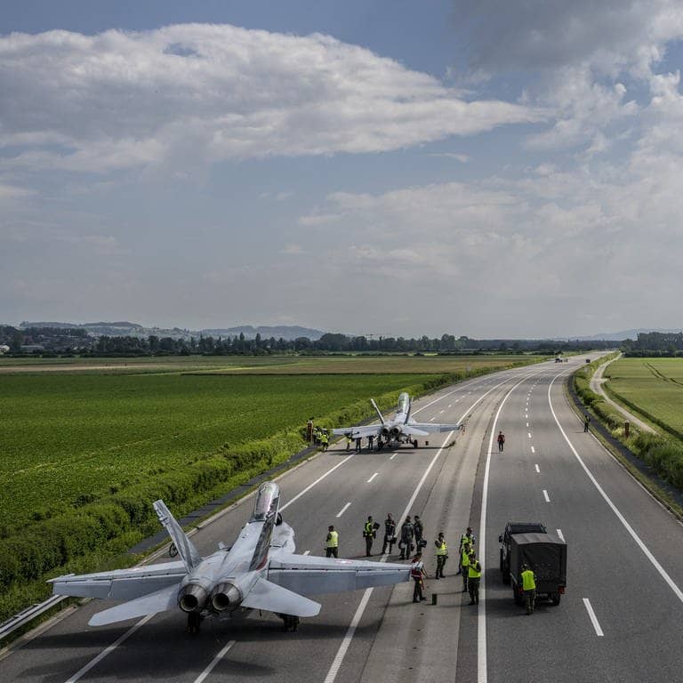Zwei Kampfflugzeuge vom Typ FA-18 sind auf der Autobahn A1 gelandet und werden gewartet.