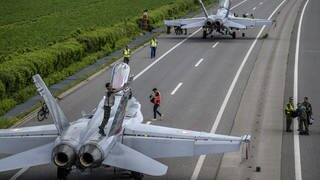 Zwei Kampfjets werden auf der Autobahn A1 gewartet. Die Schweiz übt für den Ernstfall.