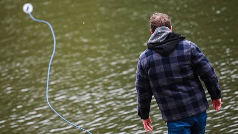 Ein junger Mann wirft seine Magnetangel in einen Fluss. In New York hat ein Paar so viel Geld gefunden.