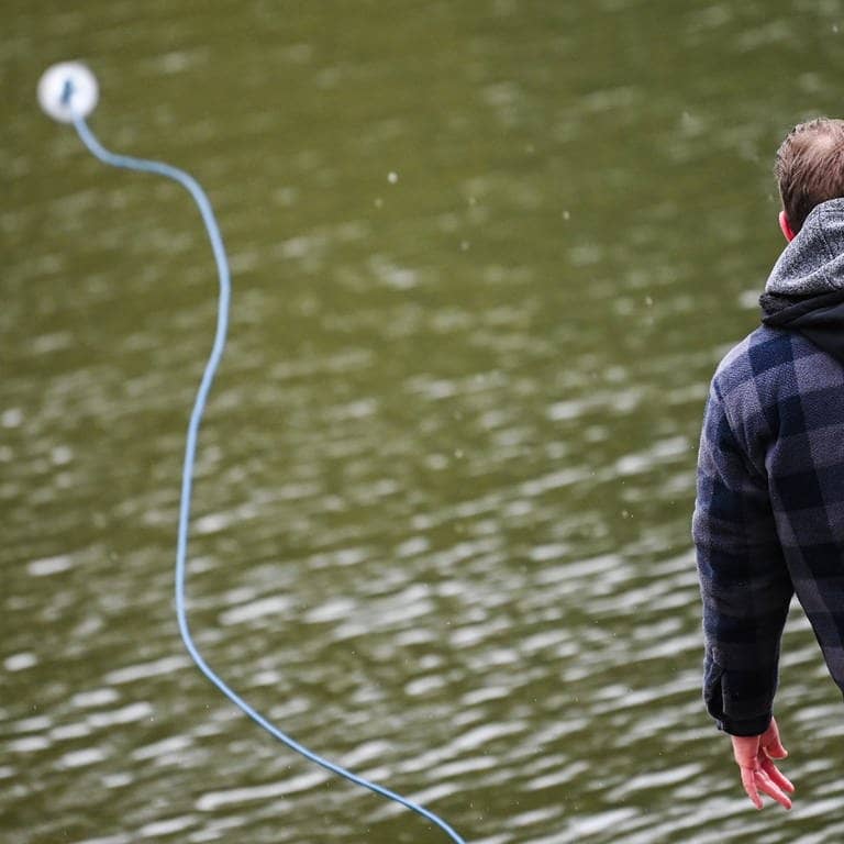 Ein junger Mann wirft seine Magnetangel in einen Fluss. In New York hat ein Paar so viel Geld gefunden.