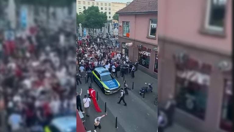 Screenshot aus einem Video: Versammlung am Mannheimer Marktplatz - Es gibt keinen Zusammenhang mit dem Messerangriff.