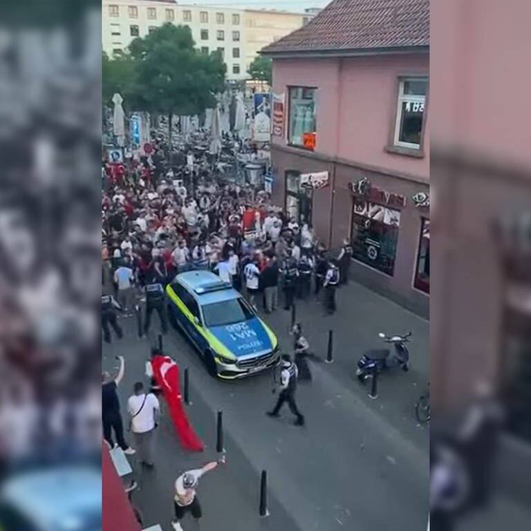Screenshot aus einem Video: Versammlung am Mannheimer Marktplatz - Es gibt keinen Zusammenhang mit dem Messerangriff.