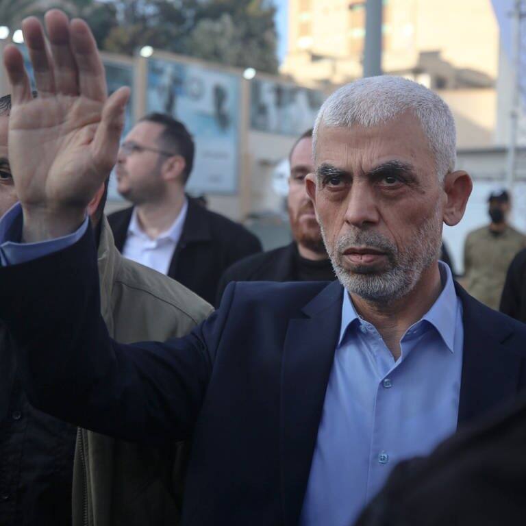 Hamas-Anführer Jahia al-Sinwar hebt die Hand während einer Demo zum al-Quds-Tag in Gaza City im April 2023
