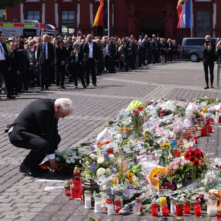 Schweigeminiute auf dem Marktplatz zum Tode einer Polizisten Rouven vor einer Woche, mit Bundespräsident Frank Walter Steinmeier.