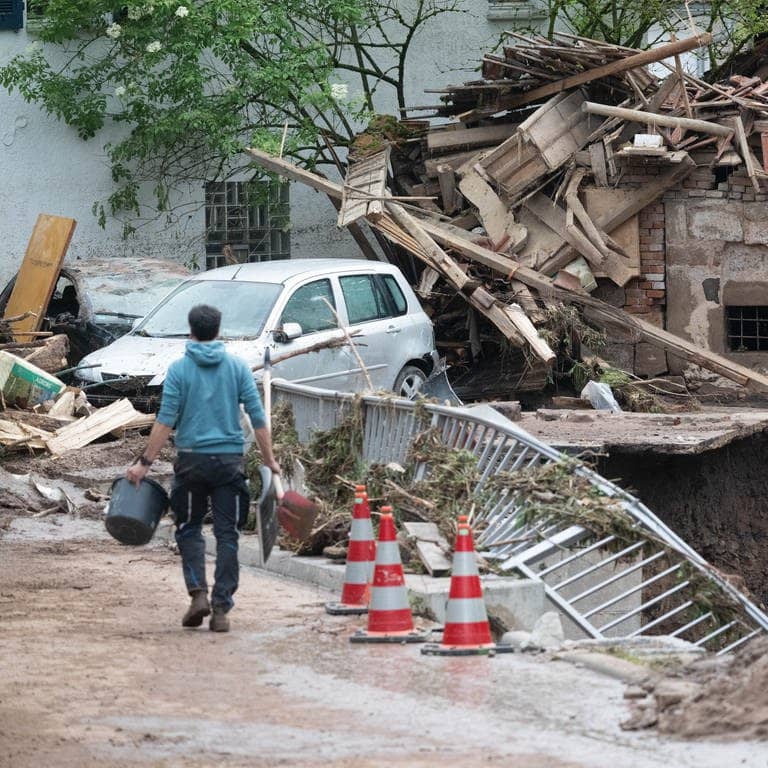Blick auf ein durch Hochwasser zerstörtes Gebäude in Klaffenbach (Baden-Württemberg).