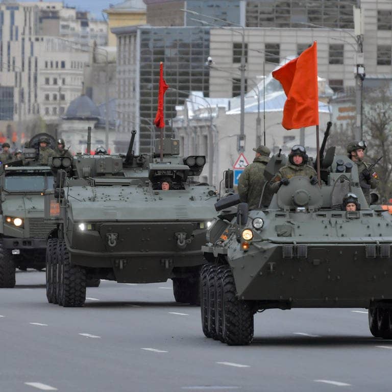 Russische Militärfahrzeuge fahren eine Straße entlang, um an einer Probe für die Militärparade zum Tag des Sieges in Moskau (Russland) teilzunehmen.