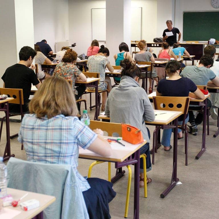Französische Schülerinnen und Schüler legen die Abiturprüfung am Joffre-Gymnasium in Montpellier ab.