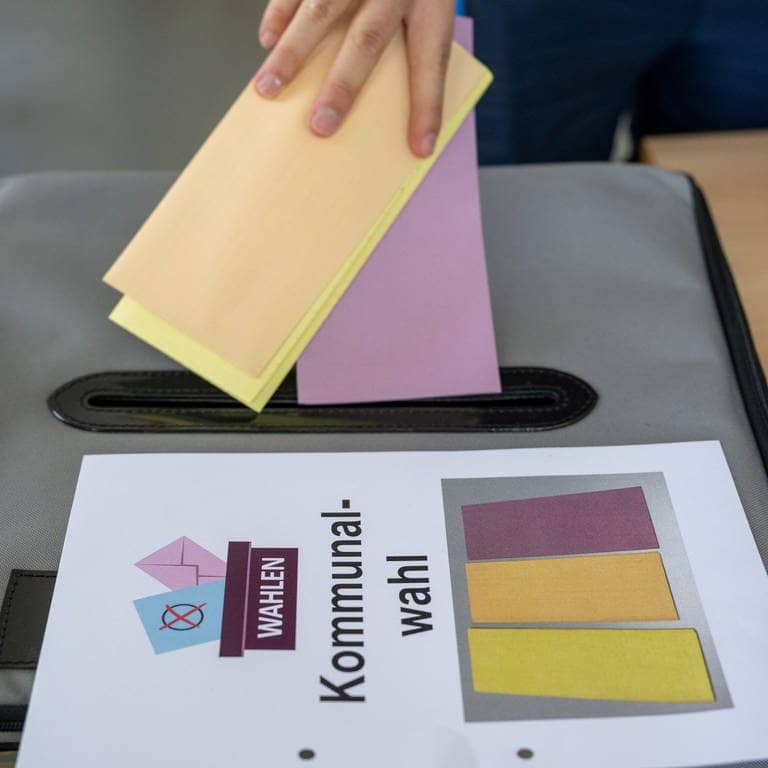 Ein Mann wirft seinen Stimmzettel zur Kommunalwahl in die Wahlurne. Zeitgleich zur Europawahl fanden in Baden-Württemberg und Rheinland-Pfalz Kommunalwahlen statt. Alles Wichtige hier!