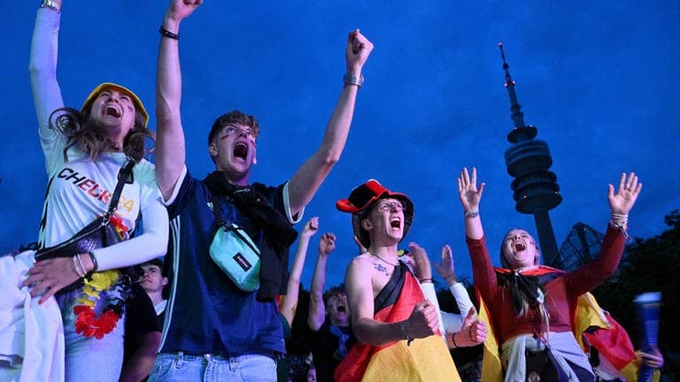 Deutsche Fans jubeln über den Sieg von Deutschland gegen Schottland im Eröffnungsspiel