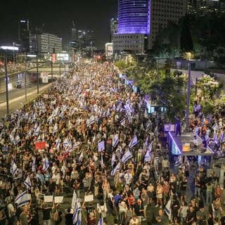 Menschen protestieren gegen die Regierung des israelischen Premierministers Netanjahu und fordern die Freilassung der Geiseln, die im Gazastreifen von den Terroristen der Hamas festgehalten werden.