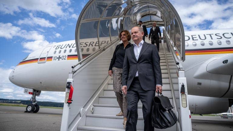 Bundeskanzler Olaf Scholz (SPD) kommt neben seiner Frau Britta Ernst am Flughafen in Zürich an, um an der Konferenz in der Schweiz über einen Weg zum Frieden im Ukraine-Krieg teilzunehmen. Die Konferenz, an der Russland nicht teilnimmt, soll einen Friedensprozess in der Ukraine auf Grundlage des Völkerrechts anstoßen.