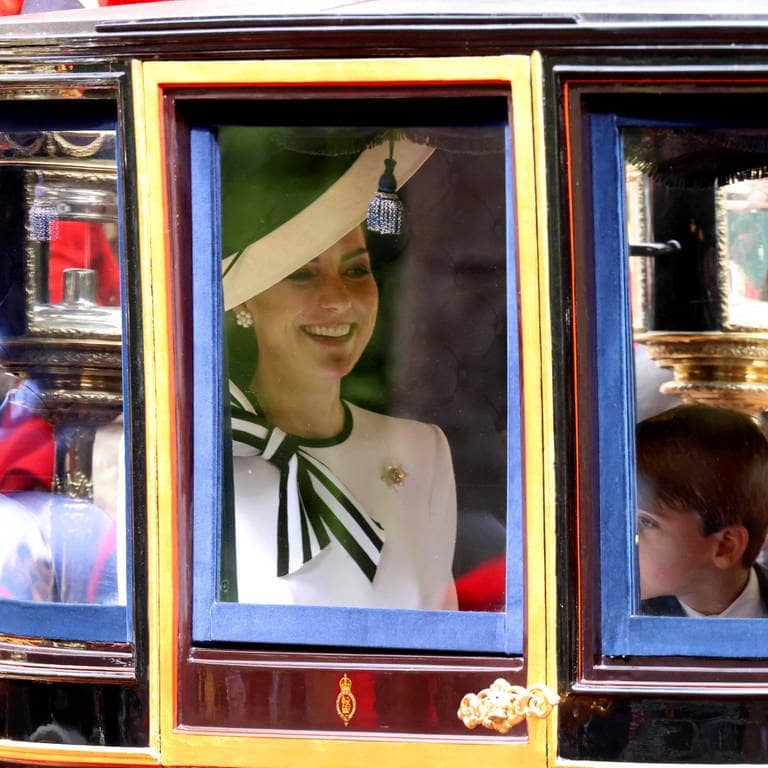 Prinzessin sitzt in einer Kutsche bei der „Trooping the Colour“-Parade.