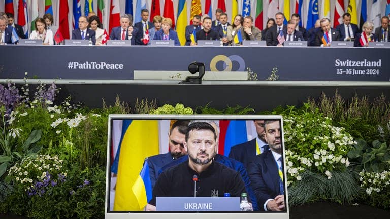 Wolodymyr Selenskyj, Präsident der Ukraine, ist auf einem Monitor zu sehen während einer Plenarsitzung bei der Friedenskonferenz.