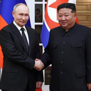 Russlands Präsident Wladimir Putin und Nordkoreas Machthaber Kim Jong Un schütteln sich die Hände