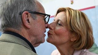 Dreyer küsst im Juni 2024 ihren Ehemann, den früheren Trierer Oberbürgermeister Klaus Jensen (SPD).