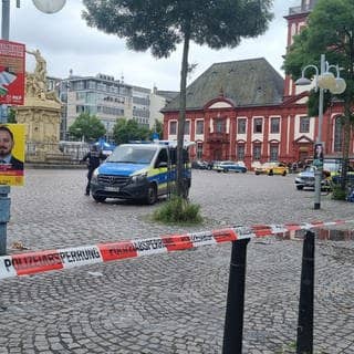 Einsatzkräfte der Polizei sind nach dem Angriff auf dem Mannheimer Marktplatz im Einsatz. 