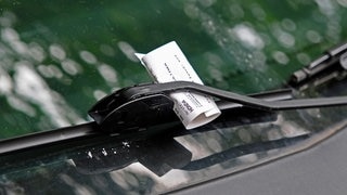 Strafzettel hängt unter dem Scheibenwischer eines Autos. Symbolbild für die Knöllchen, die in der Stadt Frankenthal gerade auftauchen.