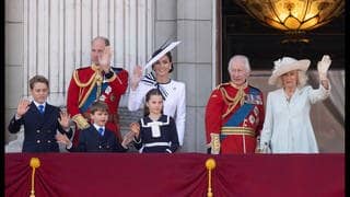 Die Royals winken vom Balkon des Buckingham Palace.