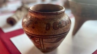 Wunderschön und wahnsinnig gut erhalten: Die bis zu 1.800 Jahre alte Maya-Vase, die die Frau aus den USA an Mexiko zurückgegeben hat.