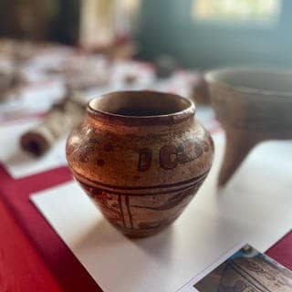 Wunderschön und wahnsinnig gut erhalten: Die bis zu 1.800 Jahre alte Maya-Vase, die die Frau aus den USA an Mexiko zurückgegeben hat.