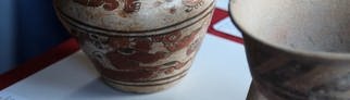 Diese echte Maya-Vase (links) hat eine US-Touristin für rund vier Euro gekauft.