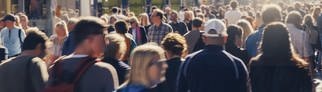 Sommerliche Fußgängerzone in Deutschland.