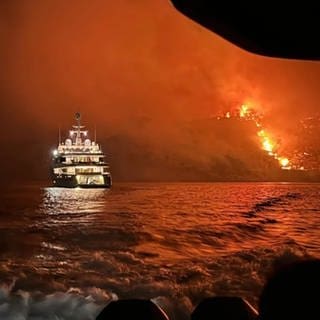 Die Yacht vor der Insel Hydra in Griechenland, die in Brand steht.