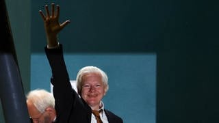 Überglücklich: Nach vielen Jahren ist Julian Assange wieder in seiner Heimat Australien – und frei.