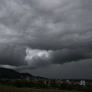 Schwere Unwetter rollen über Baden-Württemberg hinweg.