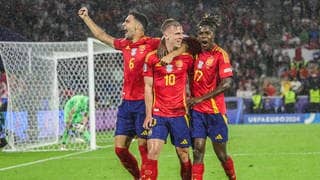 Spaniens Nationalspieler Dani Olmo (M) jubelt nach seinem Tor zum 4:1 im Achtelfinale der Fußball-EM gegen Georgien mit Spaniens Mikel Merino (l) und Spaniens Nico Williams.