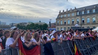 Trauer und Tränen beim Public Viewing auf dem Stuttgarter Schlossplatz nach dem späten 2:1 der Spanier kurz vor Ende der Verlängerung. 