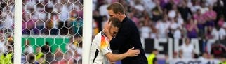 Fußball, UEFA Euro 2024, EM, Spanien - Deutschland, Finalrunde, Viertelfinale, Stuttgart Arena, Blick in die Arena. Deutschlands Joshua Kimmich wird nach der Niederlage von Bundestrainer Julian Nagelsmann getröstet.