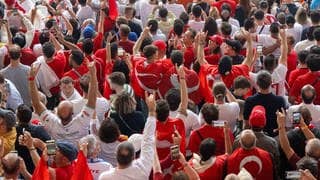 Türkische Fans zeigen den Wolfsgruß, um sich mit Merih Demiral zu solidarisieren.