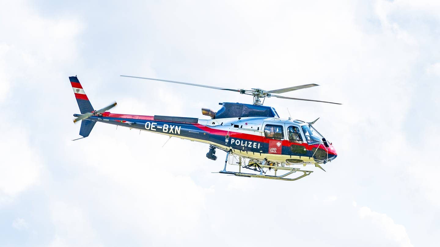 Ein Hubschrauber der österreichischen Polizei in der Luft