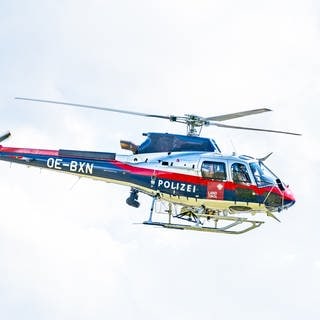 Ein Hubschrauber der österreichischen Polizei in der Luft