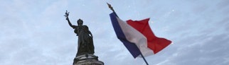 Menschen feiern am Place de la République in Paris das Ergebnis der Parlamentswahl in Frankreich