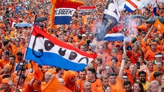 Fans der niederländischen Fußball-Nationalmannschaft nehmen am Fanwalk zum Olympiastadion in Berlin teil.