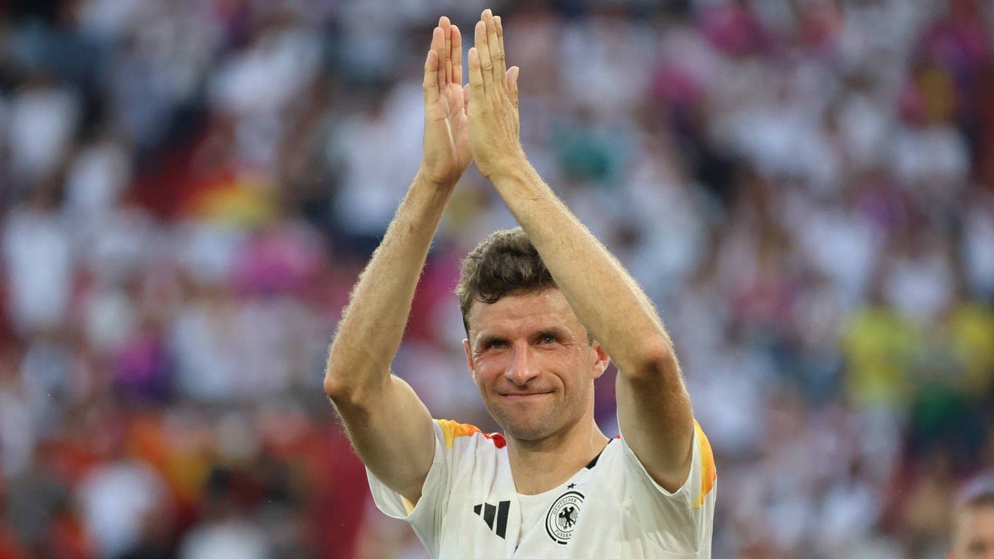 Fußballnationalspieler Thomas Müller klatscht über dem Kopf in die Hände