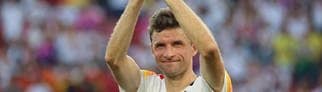 Fußballnationalspieler Thomas Müller klatscht über dem Kopf in die Hände